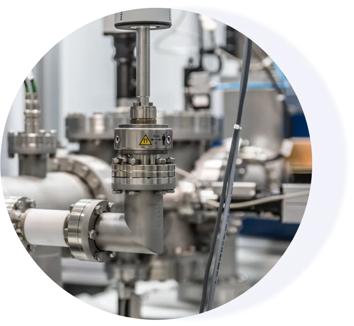 Industrieanlage mit Rohrleitungen