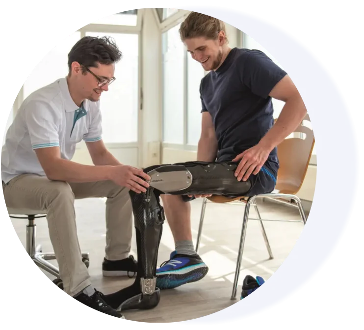 Orthopädietechniker passt einem Patienten eine Beinprothese an